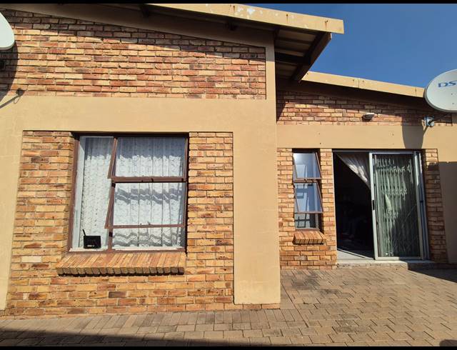 2 BEDROOM TOWNHOUSE FOR SALE IN STAALRUS